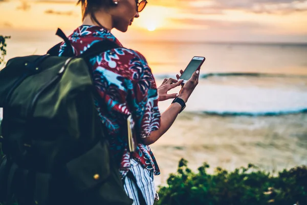 Vista Posterior Joven Chica Hipster Gafas Sol Utilizando Teléfono Inteligente — Foto de Stock