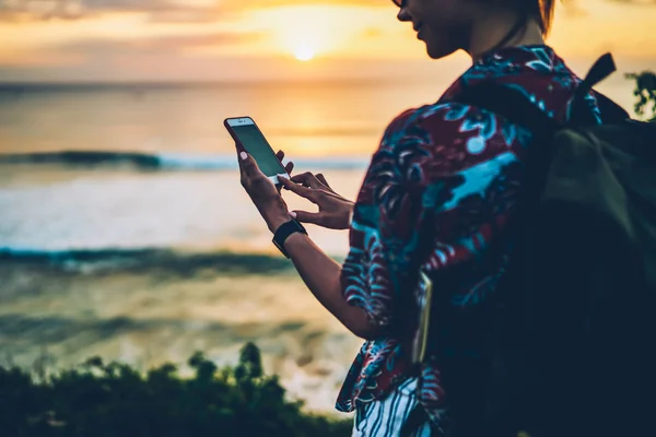 Abgeschnittenes Bild Einer Positiven Touristin Die Informationen Netzwerk Sucht Während — Stockfoto