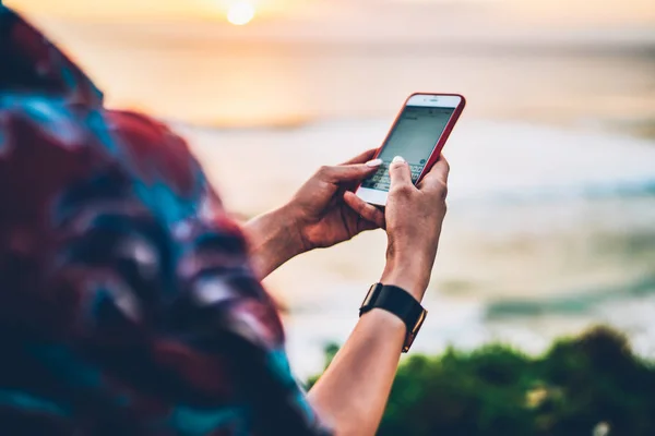 Enfoque Selectivo Las Manos Mujer Sosteniendo Teléfono Inteligente Mensaje Texto — Foto de Stock