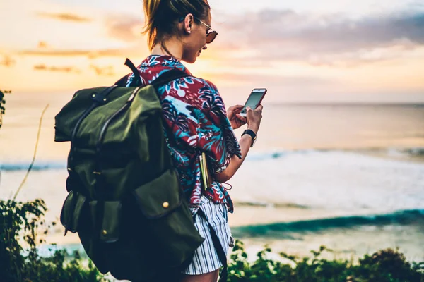 Vista Posterior Turista Femenina Positiva Con Mochila Verde Que Busca — Foto de Stock