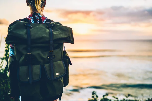 Обрізане Зображення Жінки Туристки Несе Великий Корисний Рюкзак Подорожей Стоячи — стокове фото