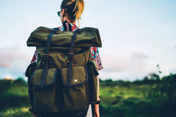 Achteraanzicht Van Jonge Vrouwelijke Toeristische Gekleed Een Casual Outfit Dragen — Stockfoto