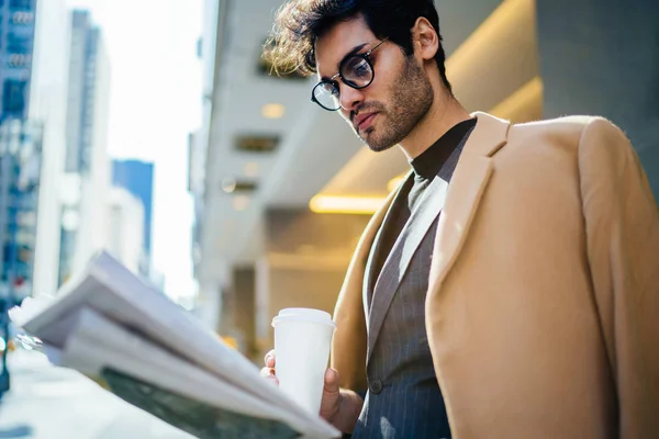 Pensive Businessman Стильному Вбранні Читаючи Статтю Щоденній Пресі Починаючи Ранкової — стокове фото
