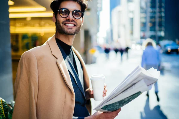 Uomo Imprenditore Successo Abbigliamento Alla Moda Occhiali Godendo Caffè Del — Foto Stock