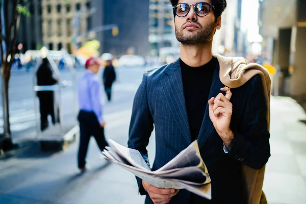 Cropped Image Proud Seo Formal Suit Walking Manhattan Avenue Newspaper — Stock Photo, Image