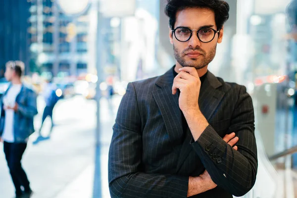 Retrato Metade Comprimento Proprietário Masculino Negócios Terno Elegante Óculos Olhando — Fotografia de Stock
