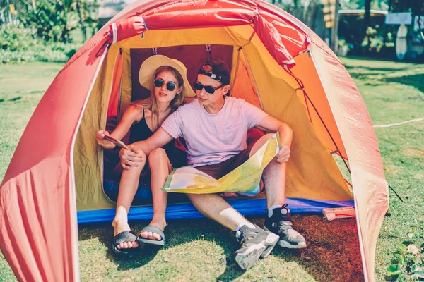 남성과 여행자 스마트폰 카메라에 Selfie을 만드는 텐트에서 로맨틱 여름에 즐기는 — 스톡 사진