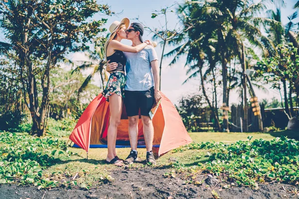 Giovani Hipster Relazioni Romantiche Trascorrere Fine Settimana Campeggio Godendo Ricreazione — Foto Stock