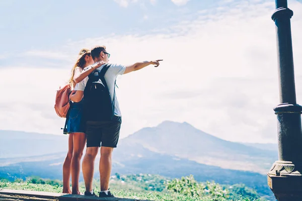 Romantiska Par Turister Spenderar Smekmånad Att Aktivt Utforska Vilda Arten — Stockfoto