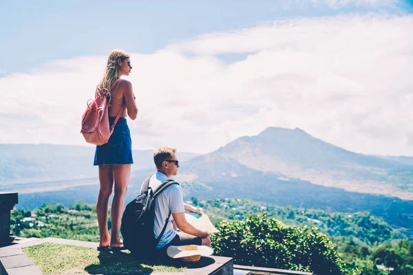 Manliga Och Kvinnliga Hipsters Beundra Hisnande Utsikt Över Natur Landskap — Stockfoto