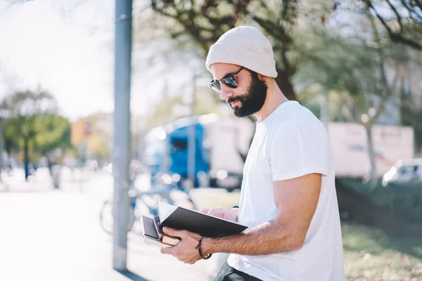 Joven Barbudo Talentoso Estudiante Masculino Vestido Con Ropa Casual Leyendo —  Fotos de Stock