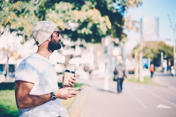 블로거 도시의 설정에서 커피와 즐기는 선글라스에 시간을 보내는 모자에 수염된 — 스톡 사진
