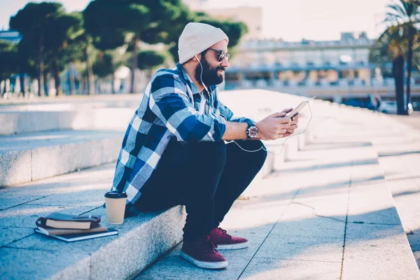 Joven Hombre Feliz Guapo Gafas Sol Fresco Viendo Curso Línea — Foto de Stock