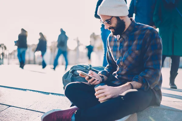 Skäggiga Hipster Kille Klädd Casual Skjorta Och Snygga Solglasögon Som — Stockfoto