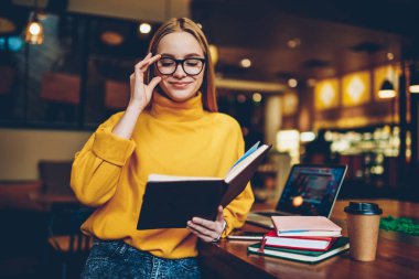 Zengin kadın blogger kendi yayın gösterimler ders kitabı okurken gözlük daha iyi göz görme için düzeltme. Büyüleyici mutlu sarışın kadın kapalı ilginç edebiyat ile zaman zevk