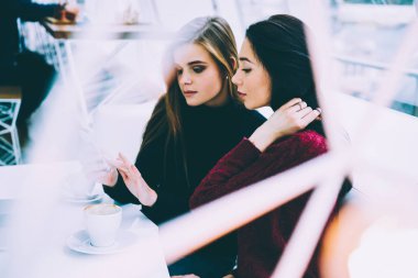 Dalgın iyi rahat kılığına girmiş kadın girişimciler arıyor telefon yararlı bilgiler web sayfalarındaki tarama Internet ve paylaşım görüşler gayri resmi toplantı sırasında kapalı bağlı