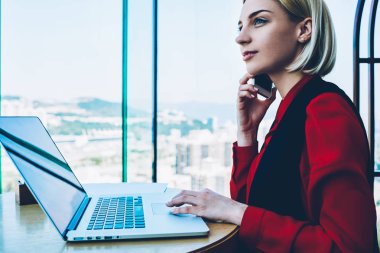 Rüya gibi genç kadın bankacı telefon dizüstü bilgisayar, iş projesi ofisinde oturan cep telefonunuzun söz profesyonel idari işler müdürü ile çalışma evinde oturan arama yapma