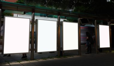 Otobüs İstasyonu reklam panoları ile boş kopya alanı afişlerini reklam metin mesajı veya promosyon içerik, boş sahte Lightbox kadar bilgi için otobüs durağı sığınak net göstermek içinde kentsel şehir sokak