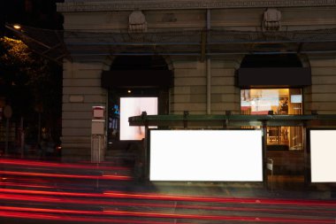 Otobüs İstasyonu Billboard reklam metin mesajı veya promosyon içerik, boş sahte Lightbox kadar bilgi için boş kopya alanı ekranlı, otobüs durağı sığınak net göstermek City geceleri sokak