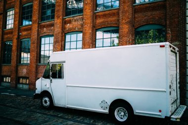 Reklam yerleştirme için kullanılan içerik veya ticaret bilgisi için kopyalama alanı alanı ile şehir sokak, beyaz posta kargo taşıma ve mal teslim hizmeti şirketi Van otomobil park