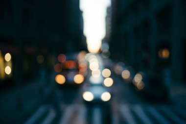 Ufuk Metropolis kentsel ayarı ve akşam saat, parlak daireler bokeh Caddesi'nde bölgesi avenue alacakaranlıkta hareketli şehir merkezine araba yolda sürüş otomobiller ile arka plan bulanık