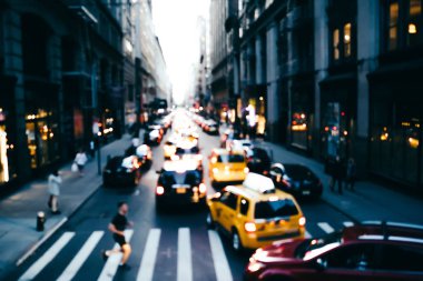 Büyük şehir hayatı trafik yol ve şehir merkezindeki yaya geçen yaya geçidi, cityscape modern mimarisi ve New York bölge megalopolis Avenue'de hareketli taşıma bulanık fotoğraf