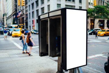 Boş billboard reklam metin mesajı veya içerik genel bilgi panosu kentsel sahnesinde kopya alanı ile telefon sokak kutusunu temizlemek Lightbox arka planda, promosyon sahte şehir ile