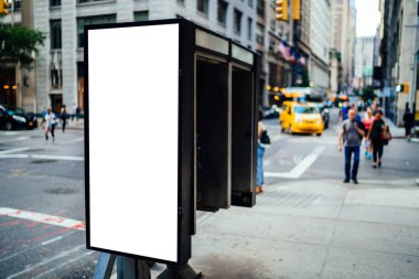 Boş billboard reklam metin mesajı veya içerik genel bilgi panosu kentsel sahnesinde kopya alanı ile telefon sokak kutusunu temizlemek Lightbox arka planda, promosyon sahte şehir ile
