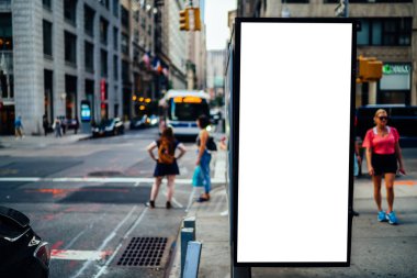 Şehir ve insanlar üzerinde arka plan, promosyon satış ile sokak Lightbox temizleme boş billboard kopyalama alanı alanı reklam metin mesajı veya kentsel sahne panosundaki içerik, genel bilgi ile alay kadar