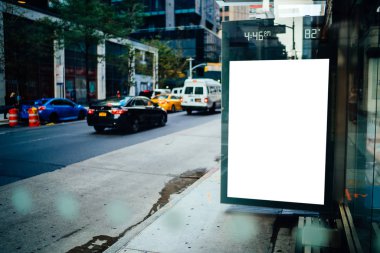 Otobüs İstasyonu billboard reklam metin mesajı veya promosyon içerik, boş sahte Lightbox kadar bilgi, dur sığınak net poster görüntü kentsel şehir sokak'için boş kopya alanı ekranlı