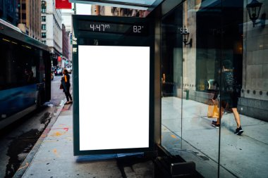 Otobüs İstasyonu billboard reklam metin mesajı veya promosyon içerik, boş sahte Lightbox kadar bilgi, dur sığınak net poster görüntü kentsel şehir sokak'için boş kopya alanı ekranlı