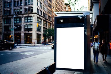 Otobüs İstasyonu billboard reklam metin mesajı veya promosyon içerik, boş sahte Lightbox kadar bilgi, dur sığınak net poster görüntü kentsel şehir sokak'için boş kopya alanı ekranlı