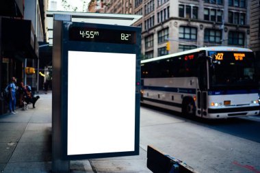 Otobüs İstasyonu billboard reklam metin mesajı veya promosyon içerik, boş sahte Lightbox kadar bilgi, dur sığınak net poster görüntü kentsel şehir sokak'için boş kopya alanı ekranlı