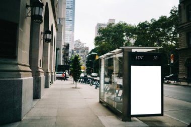 Otobüs İstasyonu billboard reklam metin mesajı veya promosyon içerik, boş sahte Lightbox kadar bilgi, dur sığınak net poster görüntü kentsel şehir sokak'için boş kopya alanı ekranlı