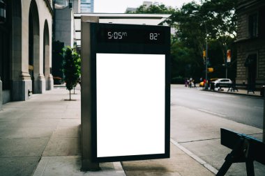 Otobüs İstasyonu billboard reklam metin mesajı veya promosyon içerik, boş sahte Lightbox kadar bilgi, dur sığınak net poster görüntü kentsel şehir sokak'için boş kopya alanı ekranlı