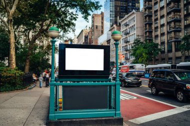 New York City Metro giriş ile açık boş billboard reklam metin mesajı veya içerik, genel metro ulaşım bilgileri kurulu, promosyon sahte kopyalama alanı alanı ile yukarı şehir sokak