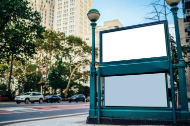 New York City Metro giriş ile açık boş billboard reklam metin mesajı veya içerik, genel metro ulaşım bilgileri kurulu, promosyon sahte kopyalama alanı alanı ile yukarı şehir sokak