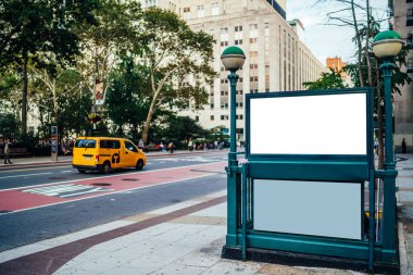 New York City Metro giriş ile açık boş billboard reklam metin mesajı veya içerik, genel metro ulaşım bilgileri kurulu, promosyon sahte kopyalama alanı alanı ile yukarı şehir sokak