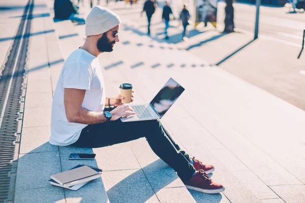 Stilvolle Bärtige Professionell Mit Sonnenbrille Arbeitet Der Entwicklung Eines Neuen — Stockfoto