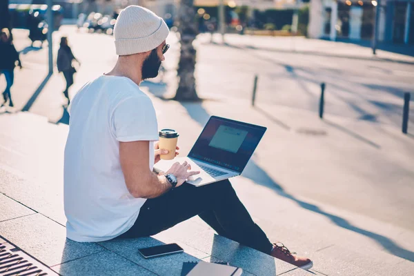 Étudiant Hipster Travaillant Sur Nouveau Graphique Ordinateur Portable Moderne Avec — Photo