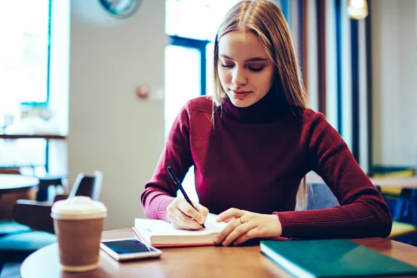 Goed Uitziende Peinzende Getalenteerde Vrouwelijke Blogger Het Neerschrijven Van Creatieve — Stockfoto