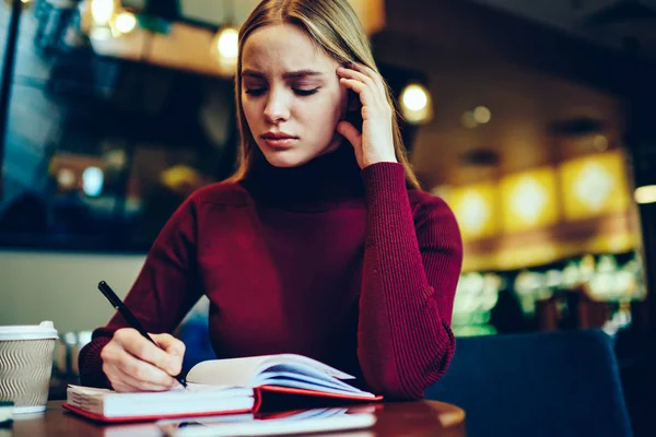 Bijgesneden Afbeelding Van Prachtige Contemplatieve Vrouw Blonde Planning Planning Van — Stockfoto