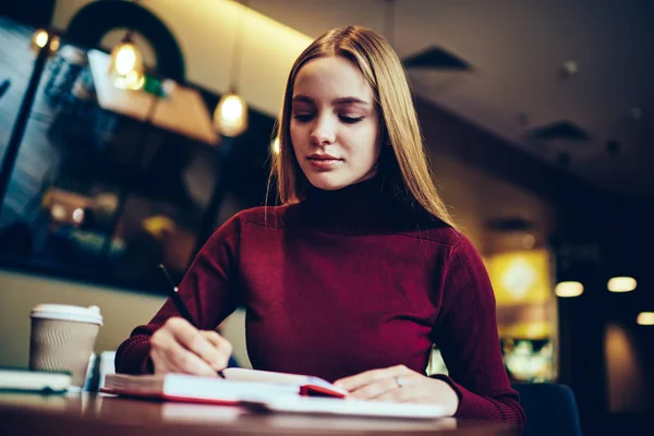 Jonge Peinzen Intelligente Vrouwelijke Student Cursussen Project Voorbereiden Maken Sommige — Stockfoto