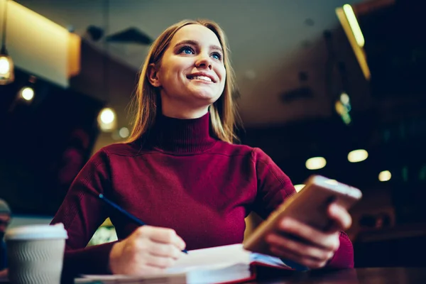 Joven Estudiante Atractiva Alegre Mujer Que Prepara Para Los Exámenes —  Fotos de Stock