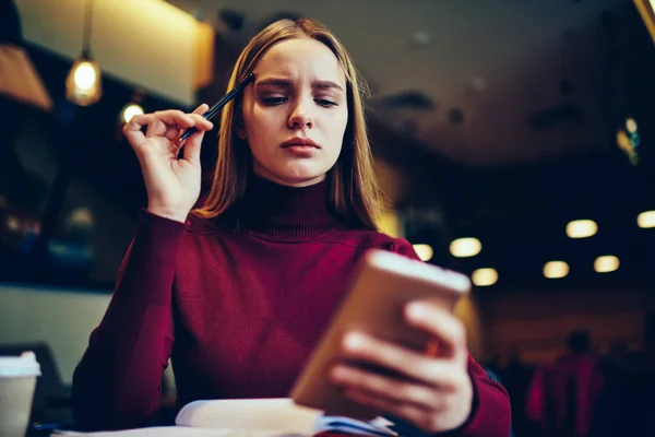 Charmante Peinzende Hipster Dame Gekleed Trendy Kleding Zorgvuldig Lezen Van — Stockfoto