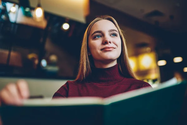 Prachtige Geslaagde Blonde Vrouw Gekleed Trendy Kleding Dromen Terwijl Zittend — Stockfoto