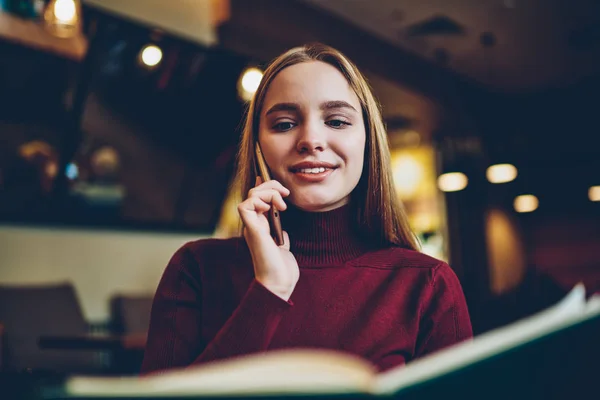 Jovem Encantadora Menina Hipster Feliz Desfrutando Recreação Dentro Casa Enquanto — Fotografia de Stock