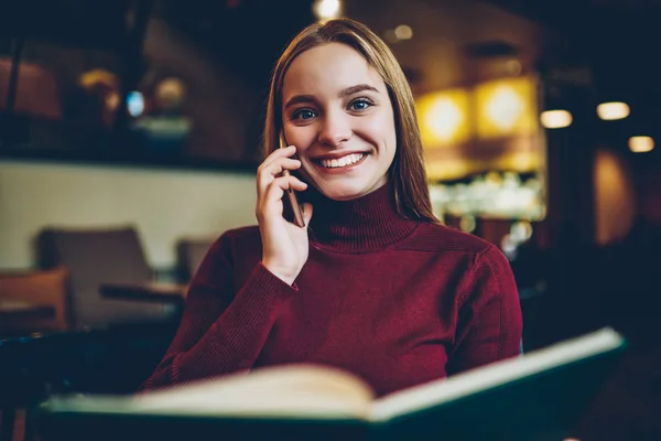 美丽情感女性的半长画像真诚地笑 而与朋友在积极的气氛中通过应用智能手机连接到无线互联网 — 图库照片