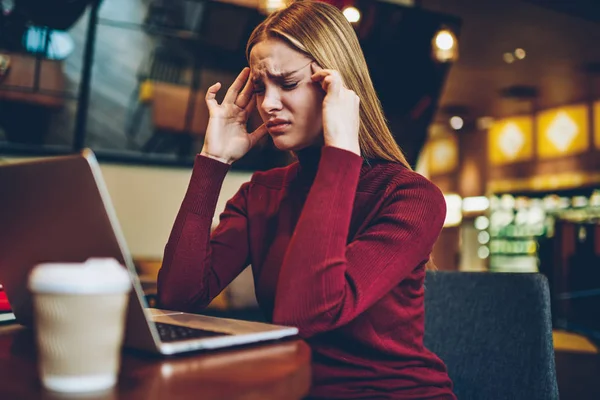 Jovem Atraente Inteligente Feminino Copywriter Sentindo Exausto Enquanto Distantemente Trabalhando — Fotografia de Stock