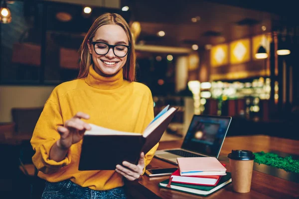 Charmante Emotionele Getalenteerde Vrouwelijke Student Gekleed Casual Kleding Hartelijk Lachen — Stockfoto